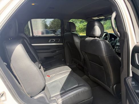 Used 2017 Ford Explorer XLT w/ Equipment Group 202A FWD image 33