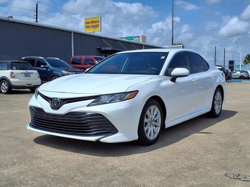 Used 2020 Toyota Camry LE image 4