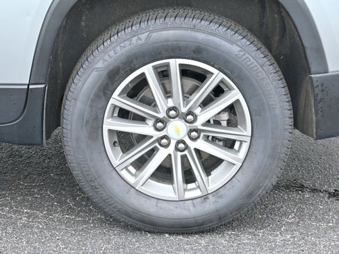 Used 2023 Chevrolet Traverse LT image 32