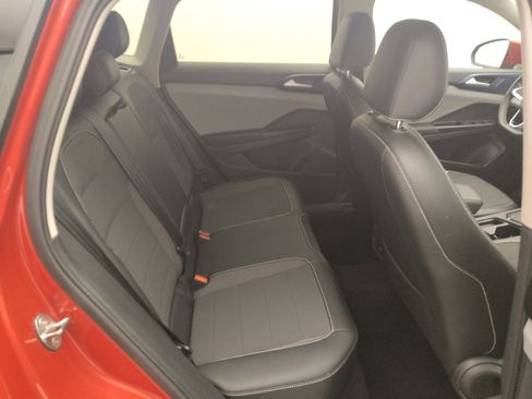Used 2023 Volkswagen Taos SE w/ Panoramic Sunroof Package FWD image 19
