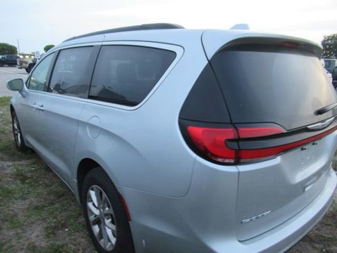Used 2022 Chrysler Pacifica Touring-L AWD/4WD image 4