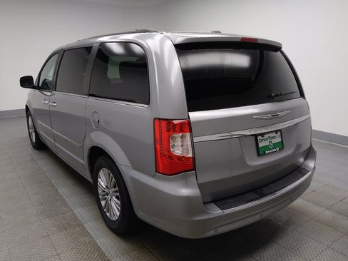 Used 2015 Chrysler Town & Country Touring-L w/ Driver Convenience Group FWD image 5