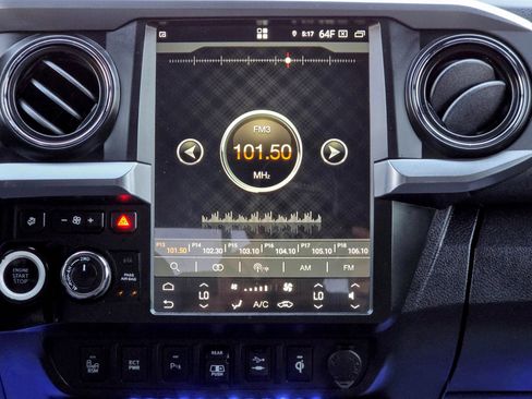 Used 2018 Toyota Tacoma TRD Off-Road w/ Technology Package AWD/4WD image 28