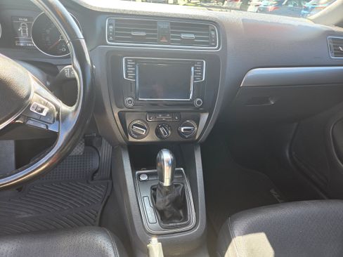 Used 2017 Volkswagen Jetta SE FWD image 7
