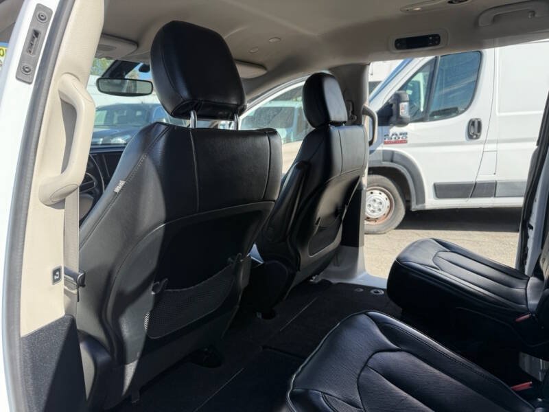 Used 2020 Chrysler Pacifica Touring-L FWD image 15