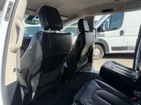 Used 2020 Chrysler Pacifica Touring-L FWD image 15