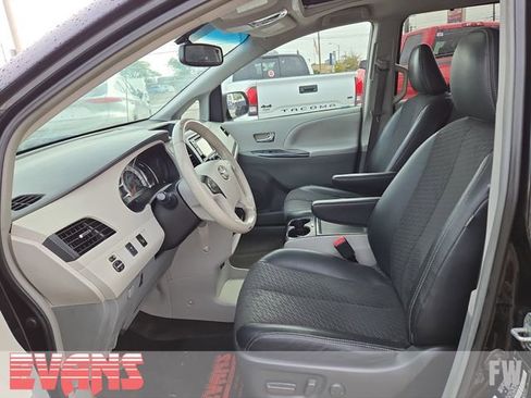 Used 2014 Toyota Sienna SE image 16