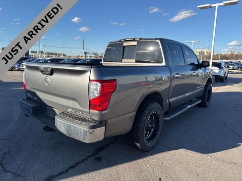 Used 2018 Nissan Titan SV image 5