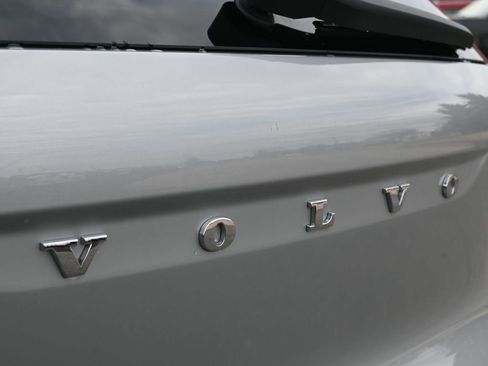 Used 2024 Volvo XC40 B5 Core image 17