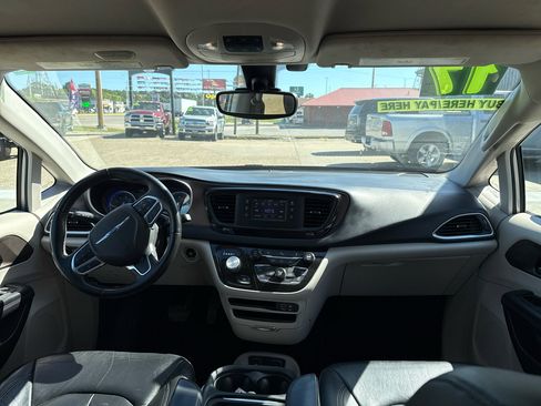 Used 2017 Chrysler Pacifica Touring-L image 14