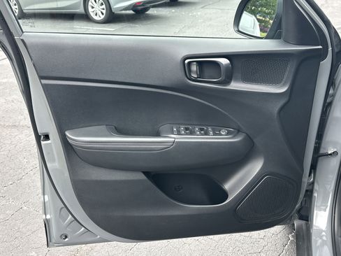 Used 2023 Hyundai Venue Limited FWD image 11