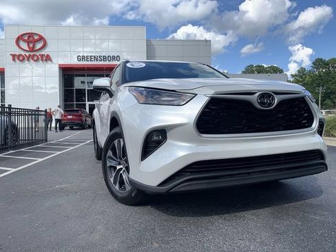 Used 2025 Toyota Highlander XLE FWD image 2