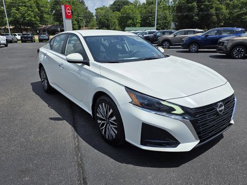 Used 2023 Nissan Altima 2.5 SV image 1