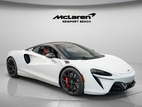 Used 2023 McLaren Artura RWD image 1