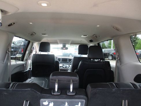 Used 2020 Chrysler Voyager Lxi FWD image 32