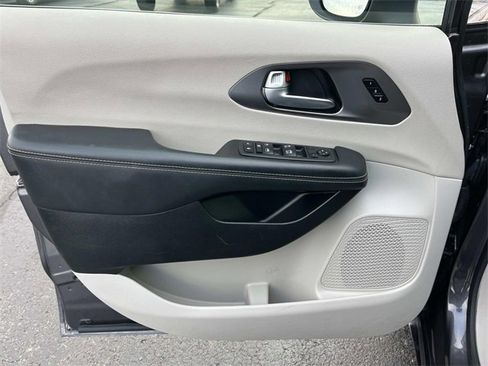 Used 2023 Chrysler Pacifica Touring-L image 30