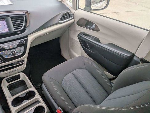 Certified 2022 Chrysler Voyager LX FWD image 18