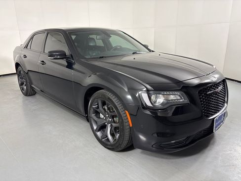 Used 2023 Chrysler 300 S w/ Comfort Group RWD image 2