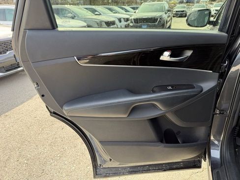 Used 2019 Kia Sorento LX w/ LX Convenience Package image 9