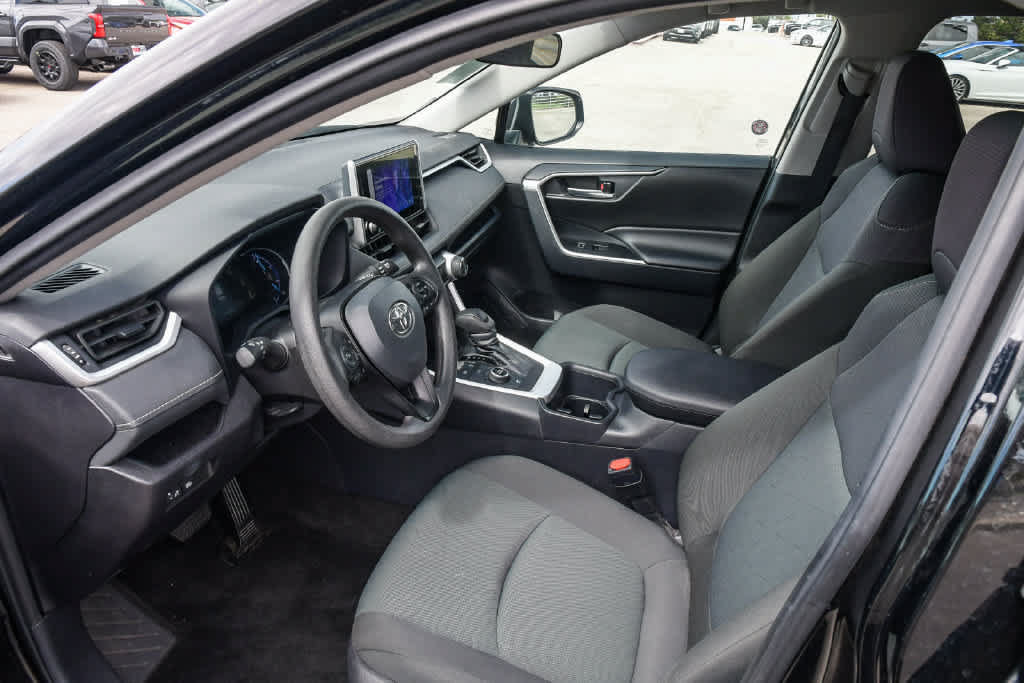 Used 2025 Toyota RAV4 XLE AWD/4WD image 17