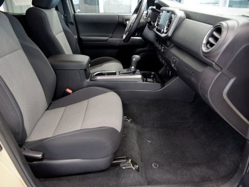Used 2020 Toyota Tacoma TRD Off-Road AWD/4WD image 29