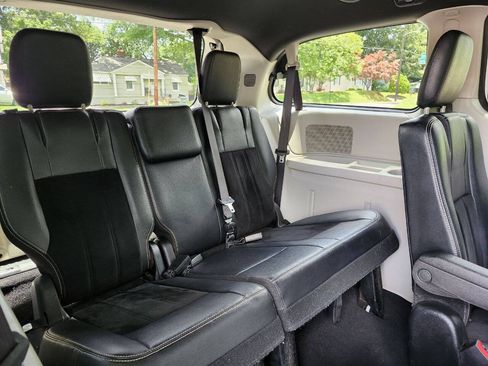 Used 2017 Dodge Grand Caravan SXT FWD image 9