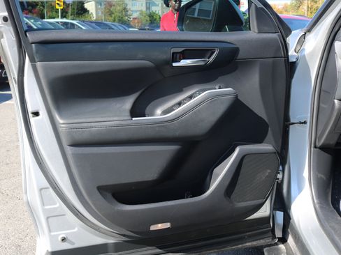 Used 2022 Toyota Highlander XLE image 11