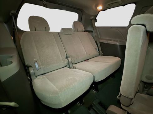 Used 2017 Toyota Sienna LE image 34