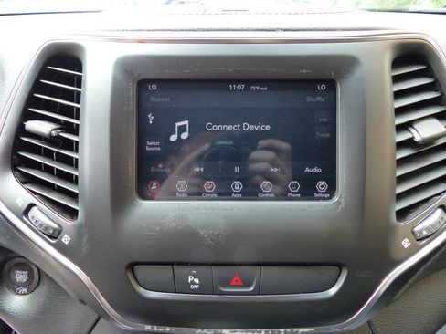 Used 2020 Jeep Cherokee Latitude Plus w/ Comfort/Convenience Group AWD/4WD image 28