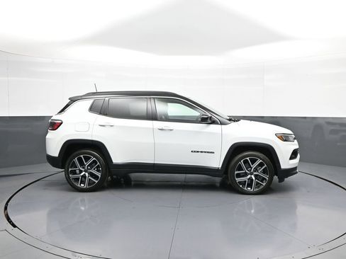 Used 2025 Jeep Compass Limited AWD/4WD image 5
