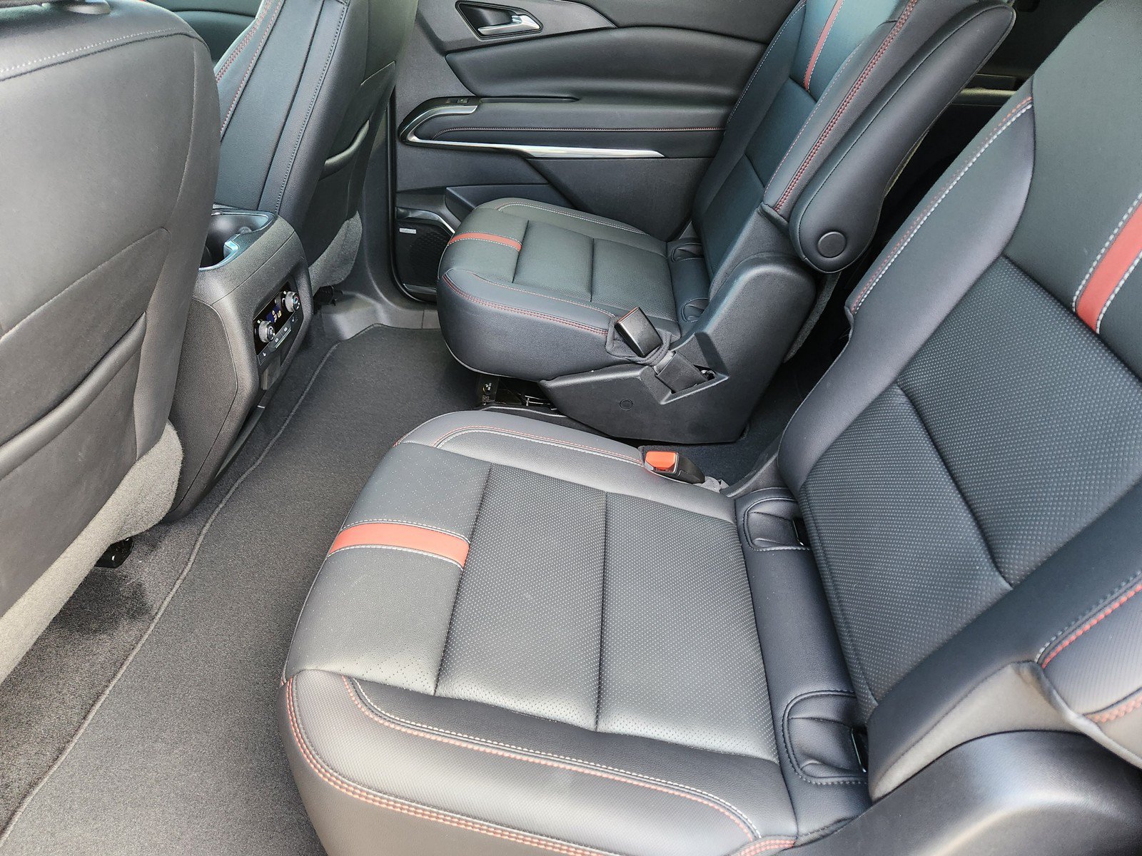 Used 2024 Chevrolet Traverse RS FWD image 13