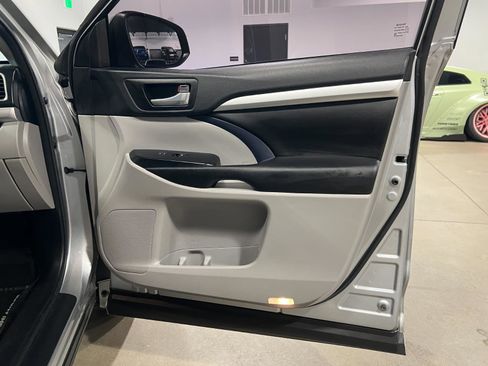Used 2017 Toyota Highlander XLE AWD/4WD image 42
