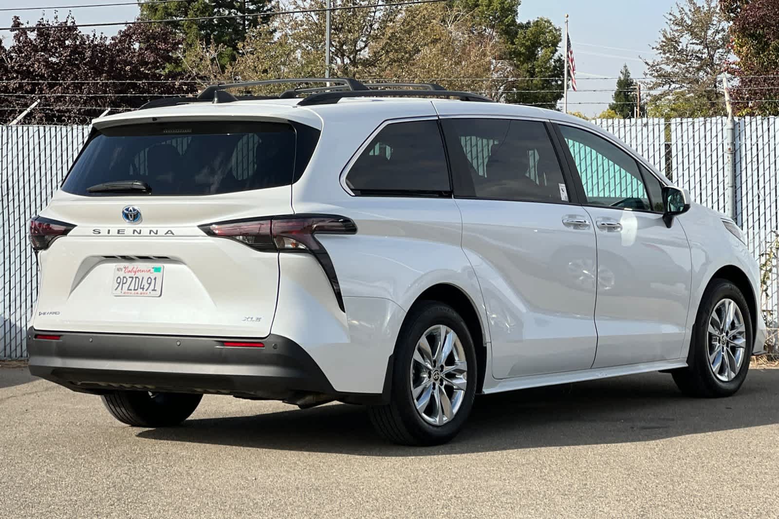 Used 2025 Toyota Sienna XLE w/ XLE Plus Package AWD/4WD image 3