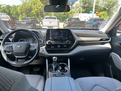 Used 2022 Toyota Highlander LE AWD/4WD image 12