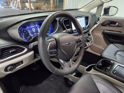 Certified 2024 Chrysler Pacifica Touring-L image 5