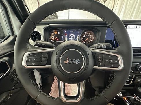 Used 2025 Jeep Wrangler Unlimited Sahara AWD/4WD image 17