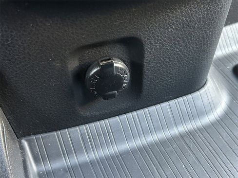 Used 2023 Toyota Sienna Platinum image 31