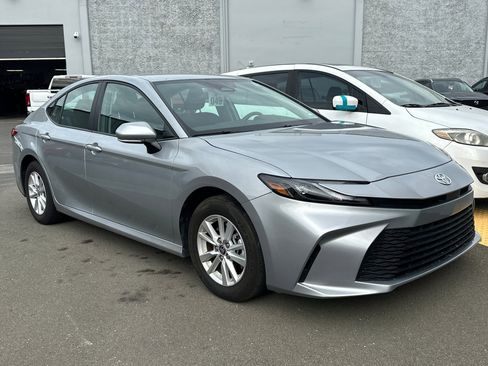 Used 2025 Toyota Camry SE image 2