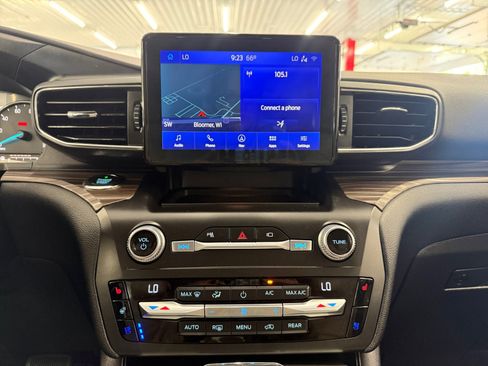 Used 2020 Ford Explorer Limited w/ Hybrid Equipment Group 310A AWD/4WD image 21