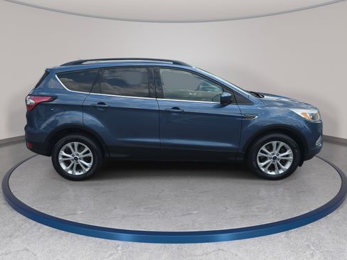 Used 2018 Ford Escape SE w/ SE Sync 3 Package AWD/4WD image 4