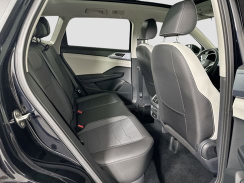 Certified 2025 Volkswagen Taos SE image 21