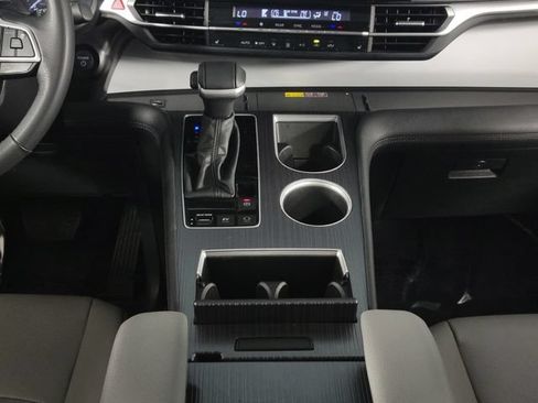 Used 2025 Toyota Sienna XLE FWD image 26