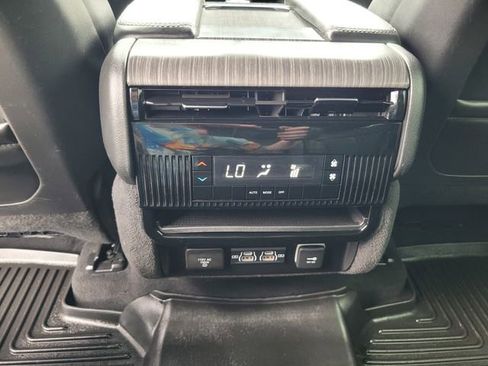 Used 2023 Jeep Wagoneer L Series II AWD/4WD image 14