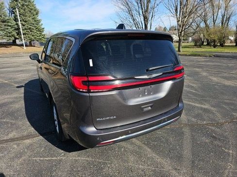Used 2023 Chrysler Pacifica Touring-L image 3