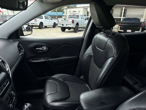 Used 2021 Jeep Cherokee Latitude Plus FWD image 15