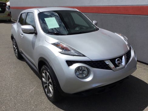 Used 2017 Nissan Juke SV image 2