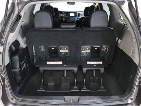 Used 2017 Toyota Sienna SE Premium FWD image 36