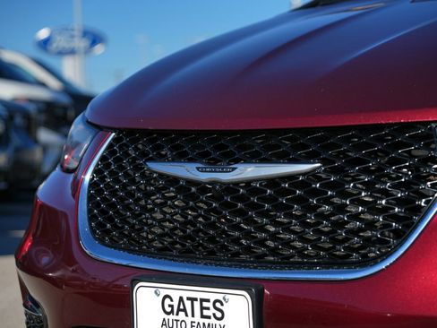 Used 2022 Chrysler Pacifica Touring-L image 2