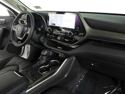 Used 2023 Toyota Highlander Limited FWD image 13