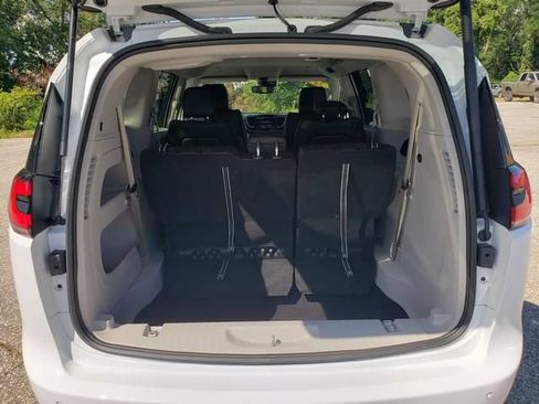 Used 2024 Chrysler Pacifica Touring-L FWD image 5